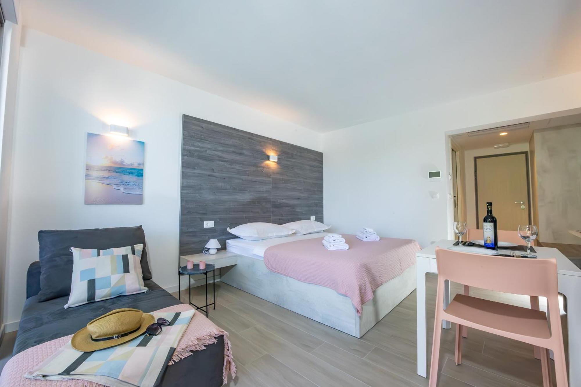 Apartment Beachfront Pebble Srzic