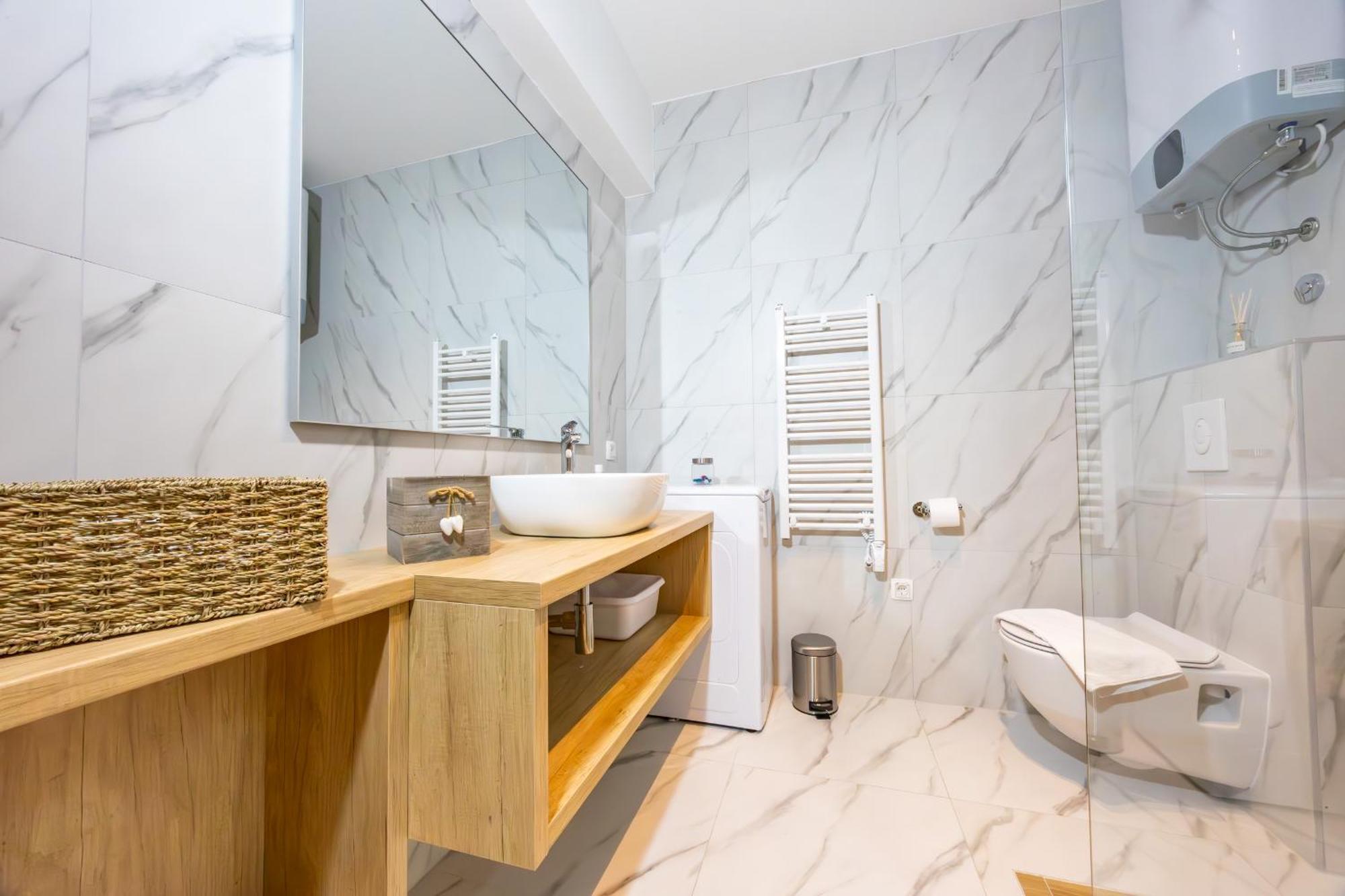 Beachfront Pebble Srzic Apartment Makarska