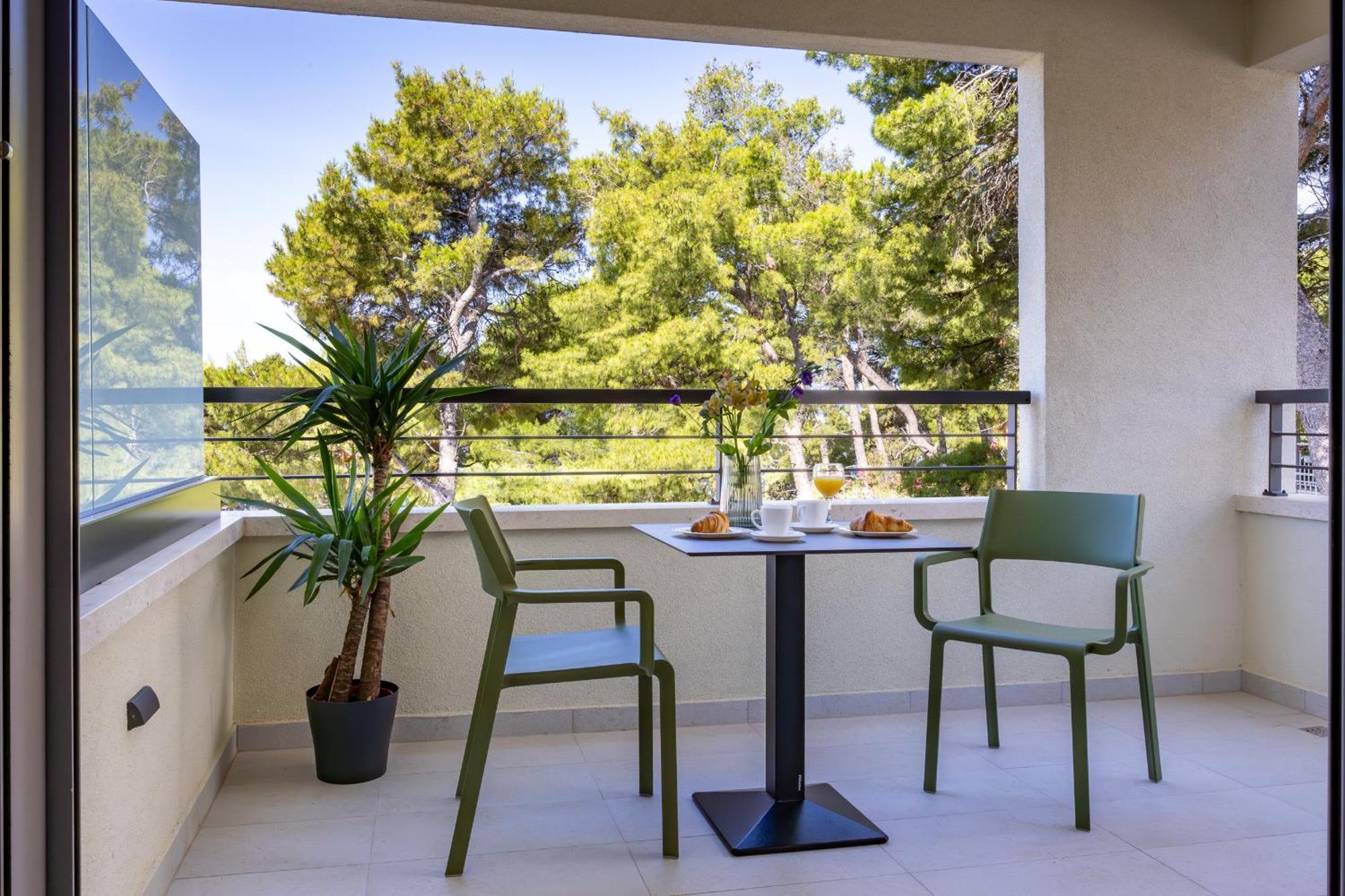 Beachfront Pebble Srzic Apartment